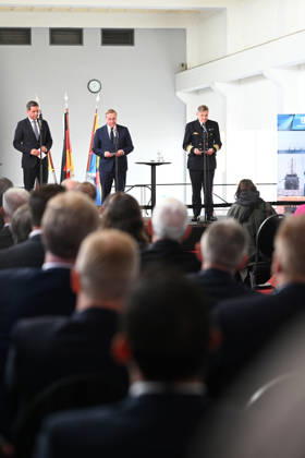 Marine bekommt neuen Hafen in Emden Emdens erster Stadtrat Horst Jahnke (SPD), Olaf Lies (SPD), Ministerpräsident von Niedersachsen, Boris Pistorius (SPD), Bundesminister der Verteidigung, und Inspekteur der Marine, Vizeadmiral Wilhelm Tobias Abry, geben eine Pressekonferenz im Hauptschöpfwerk Knock. Bundesverteidigungsminister Boris Pistorius (SPD) hat heute bekannt gegeben, dass in Emden ein neuer Marinehafen entstehen soll. Die Marine soll im Zuge einer neuen Strategie aufgerüstet werden und braucht einen weiteren Hafen in der Nordsee. Emden Niedersachsen Deutschland