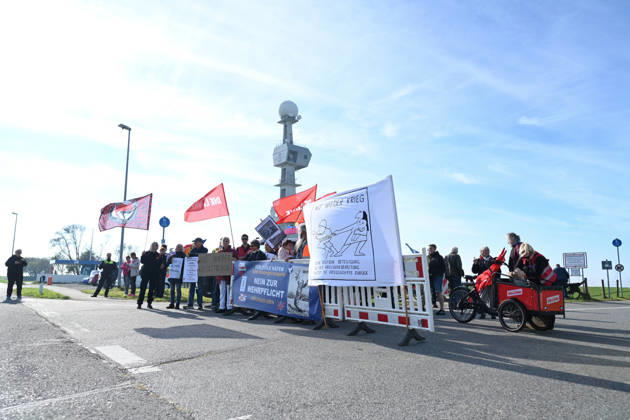 Marine bekommt neuen Hafen in Emden Zahlreiche Menschen demonstrieren an der Knock in Emden gegen den geplanten Marinestützpunkt. Bundesverteidigungsminister Boris Pistorius (SPD) hat heute bekannt gegeben, dass in Emden ein neuer Marinehafen entstehen soll. Die Marine soll im Zuge einer neuen Strategie aufgerüstet werden und braucht einen weiteren Hafen in der Nordsee. Emden Niedersachsen Deutschland