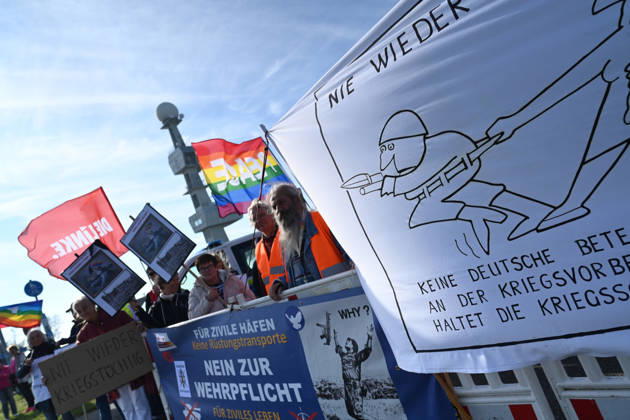 Marine bekommt neuen Hafen in Emden Zahlreiche Menschen demonstrieren an der Knock in Emden gegen den geplanten Marinestützpunkt. Bundesverteidigungsminister Boris Pistorius (SPD) hat heute bekannt gegeben, dass in Emden ein neuer Marinehafen entstehen soll. Die Marine soll im Zuge einer neuen Strategie aufgerüstet werden und braucht einen weiteren Hafen in der Nordsee. Emden Niedersachsen Deutschland