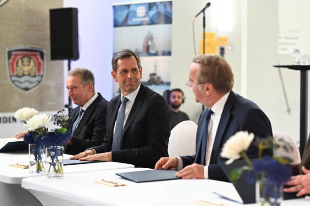 Marine bekommt neuen Hafen in Emden Olaf Lies (SPD), Ministerpräsident von Niedersachsen, blickt zu Boris Pistorius (SPD), Bundesminister der Verteidigung, nach der unterzeichnung im Hauptschöpfwerk Knock. Bundesverteidigungsminister Boris Pistorius (SPD) hat heute bekannt gegeben, dass in Emden ein neuer Marinehafen entstehen soll. Die Marine soll im Zuge einer neuen Strategie aufgerüstet werden und braucht einen weiteren Hafen in der Nordsee. Emden Niedersachsen Deutschland