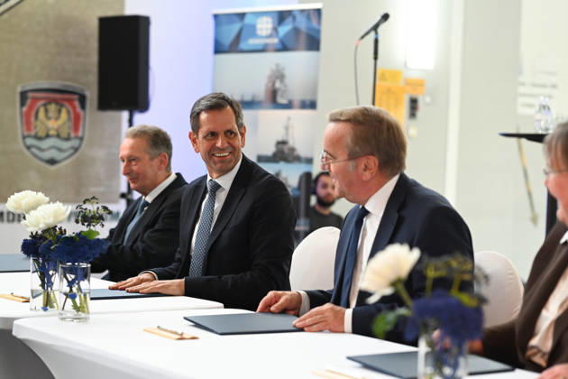 Marine bekommt neuen Hafen in Emden Olaf Lies (SPD), Ministerpräsident von Niedersachsen, blickt zu Boris Pistorius (SPD), Bundesminister der Verteidigung, nach der unterzeichnung im Hauptschöpfwerk Knock. Bundesverteidigungsminister Boris Pistorius (SPD) hat heute bekannt gegeben, dass in Emden ein neuer Marinehafen entstehen soll. Die Marine soll im Zuge einer neuen Strategie aufgerüstet werden und braucht einen weiteren Hafen in der Nordsee. Emden Niedersachsen Deutschland