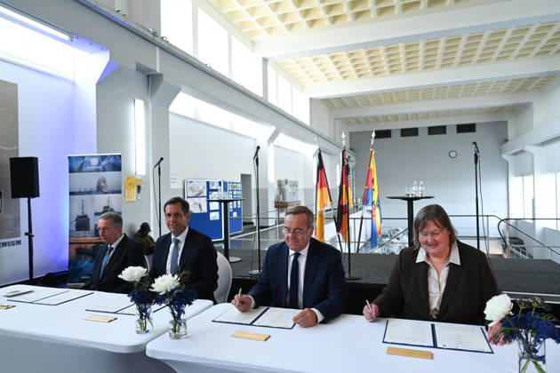 Marine bekommt neuen Hafen in Emden Boris Pistorius (SPD), Bundesminister der Verteidigung, unterzeichnet im Hauptschöpfwerk Knock eine Absichtserklärung.Bundesverteidigungsminister Boris Pistorius (SPD) hat heute bekannt gegeben, dass in Emden ein neuer Marinehafen entstehen soll. Die Marine soll im Zuge einer neuen Strategie aufgerüstet werden und braucht einen weiteren Hafen in der Nordsee. Emden Niedersachsen Deutschland