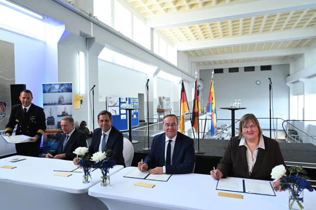 Marine bekommt neuen Hafen in Emden Boris Pistorius (SPD), Bundesminister der Verteidigung, unterzeichnet im Hauptschöpfwerk Knock eine Absichtserklärung.Bundesverteidigungsminister Boris Pistorius (SPD) hat heute bekannt gegeben, dass in Emden ein neuer Marinehafen entstehen soll. Die Marine soll im Zuge einer neuen Strategie aufgerüstet werden und braucht einen weiteren Hafen in der Nordsee. Emden Niedersachsen Deutschland