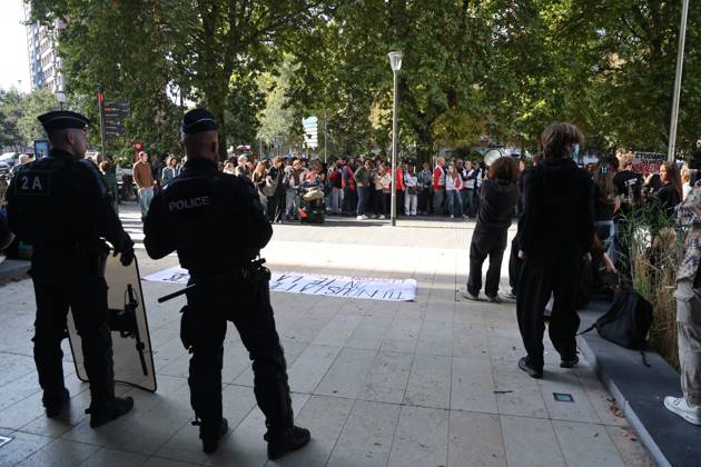 High School Students Protest at the Regional Council PHOTOPQR VOIX DU NORD FLORENT MOREAU October 5, 2026 Lille, October 5, 2026 Social High school students protest in front of the Hauts-de-France Regional Council in Lille on Monday at noon PHOTO FLORENT MOREAU LA VOIX DU NORD France Fires have broken out at several schools in France, as students protest by blocking access to educational institutions nationwide over school funding and learning conditions. NORD, France  Copyright: xPHOTOPQR VOIXxDUxNORD MAXPPPxFLORENTxMOREAUx 20261005VDN9985 20261005VDN9985