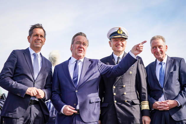 Deutschland, Emden: Niedersachsens Ministerpräsident Olaf Lies, Bundesverteidigungsminister Boris Pistorius, Vizeadmiral Wilhelm Tobias Abry, Inspekteur der Marine, und Emdens Erster Stadtrat Horst Jahnke (von links) beim Pressetermin zur Entscheidung für den neuen Marinestützpunkt in Emden. Gruppenbild, Olaf Lies, Boris Pistorius, Wilhelm Tobias Abry, Horst Jahnke, Deutsche Marine, Bundeswehr, Marinestützpunkt, Emden. Copyright: xJOERANxSTEINSIEKx