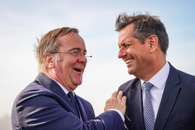 Deutschland, Emden: Bundesverteidigungsminister Boris Pistorius (links) und Niedersachsens Ministerpräsident Olaf Lies (rechts) lachen gemeinsam beim Pressetermin zur Entscheidung über den neuen Marinestützpunkt der Deutschen Marine in Emden. Pistorius legt Lies die Hand auf die Schulter. Boris Pistorius, Olaf Lies, Porträt, Gespräch, Lachen, Geste, Bundeswehr, Deutsche Marine, Marinestützpunkt, Emden, Niedersachsen. Copyright: xJOERANxSTEINSIEKx