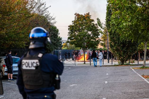 HIGH SCHOOL STUDENTS PROTEST IN VALENCE PHOTOPQR LE DAUPHINE Eliot BERNARD Valence October 5, 2026 Valence, October 5: High school students protest at Algoud Laffemas High School. Photo by Eliot Bernard. France. Fires have broken out at several schools in France as students protest by blocking access to educational institutions nationwide over school funding and learning conditions. Valence, Drôme, Rhône-Alpes, France  Copyright: xPHOTOPQR LExDAUPHINE MAXPPPxEliotxBERNARDx 20261005JDL0215 20261005JDL0215