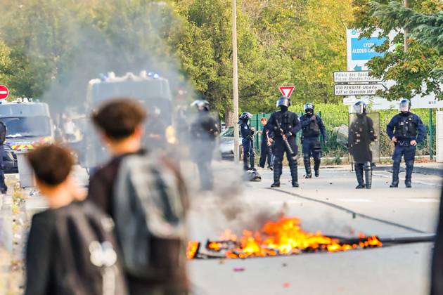 HIGH SCHOOL STUDENTS PROTEST IN VALENCE PHOTOPQR LE DAUPHINE Eliot BERNARD Valence October 5, 2026 Valence, October 5: High school students protest at Algoud Laffemas High School. Photo by Eliot Bernard. France. Fires have broken out at several schools in France as students protest by blocking access to educational institutions nationwide over school funding and learning conditions. Valence, Drôme, Rhône-Alpes, France  Copyright: xPHOTOPQR LExDAUPHINE MAXPPPxEliotxBERNARDx 20261005JDL0249 20261005JDL0249