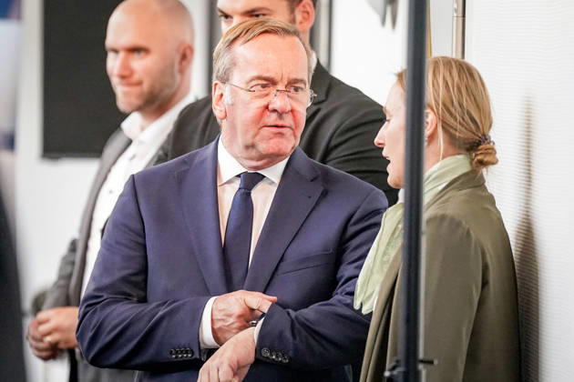 Deutschland, Emden: Bundesverteidigungsminister Boris Pistorius im Gespräch mit einer Mitarbeiterin am Rande des Pressetermins zur Entscheidung über den neuen Marinestützpunkt der Deutschen Marine in Emden. Im Hintergrund Sicherheitskräfte. Boris Pistorius, Gespräch, Porträt, Bundesverteidigungsminister, Personenschutz, Sicherheitskräfte, Bundeswehr, Deutsche Marine, Marinestützpunkt, Emden, Niedersachsen. Copyright: xJOERANxSTEINSIEKx