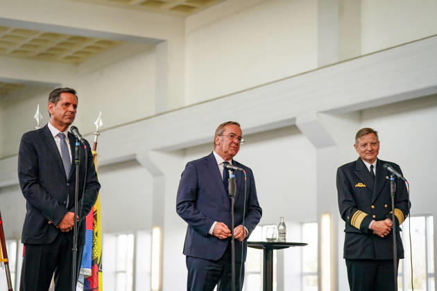 Deutschland, Emden: Niedersachsens Ministerpräsident Olaf Lies (links), Bundesverteidigungsminister Boris Pistorius (Mitte) und Vizeadmiral Wilhelm Tobias Abry, Inspekteur der Marine (rechts), bei der Pressekonferenz zur Entscheidung über den neuen Marinestützpunkt der Deutschen Marine in Emden. Gruppenbild, Pressekonferenz, Olaf Lies, Boris Pistorius, Wilhelm Tobias Abry, Marineinspekteur, Bundeswehr, Deutsche Marine, Marinestützpunkt. Copyright: xJOERANxSTEINSIEKx