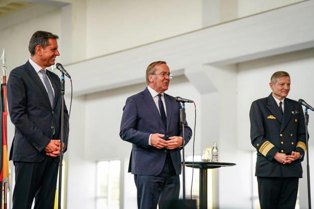 Deutschland, Emden: Niedersachsens Ministerpräsident Olaf Lies (links), Bundesverteidigungsminister Boris Pistorius (Mitte) und Vizeadmiral Wilhelm Tobias Abry, Inspekteur der Marine (rechts), bei der Pressekonferenz zur Entscheidung über den neuen Marinestützpunkt der Deutschen Marine in Emden. Gruppenbild, Pressekonferenz, Olaf Lies, Boris Pistorius, Wilhelm Tobias Abry, Marineinspekteur, Bundeswehr, Deutsche Marine, Marinestützpunkt. Copyright: xJOERANxSTEINSIEKx