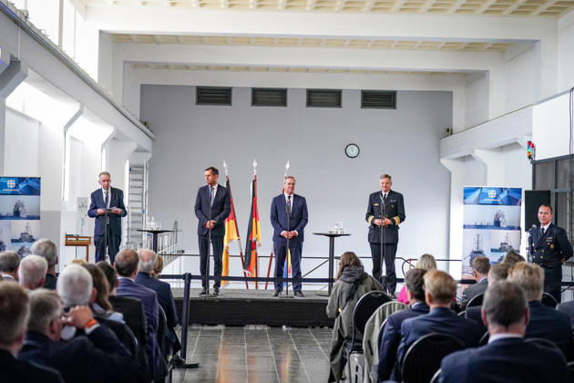 Deutschland, Emden: Pressekonferenz zur Entscheidung über den neuen Marinestützpunkt der Deutschen Marine in Emden. Auf dem Podium u. a. Niedersachsens Ministerpräsident Olaf Lies, Bundesverteidigungsminister Boris Pistorius und Vizeadmiral Wilhelm Tobias Abry. Totale, Pressekonferenz, Publikum, Medien, Bundeswehr, Deutsche Marine, Marinestützpunkt, Standortentscheidung, Marinebasis, Emden, Niedersachsen. Copyright: xJOERANxSTEINSIEKx