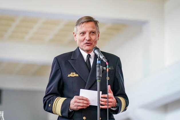 Deutschland, Emden: Vizeadmiral Wilhelm Tobias Abry, Inspekteur der Marine, spricht bei der Pressekonferenz zur Entscheidung über die Einrichtung eines zweiten Marinestützpunktes der Deutschen Marine in Emden. Porträt, Rede, Mikrofon, Wilhelm Tobias Abry, Vizeadmiral, Inspekteur der Marine, Marineinspekteur, Deutsche Marine, Bundeswehr, Marinestützpunkt, Standortentscheidung, Verteidigung, Emden, Niedersachsen. Copyright: xJOERANxSTEINSIEKx