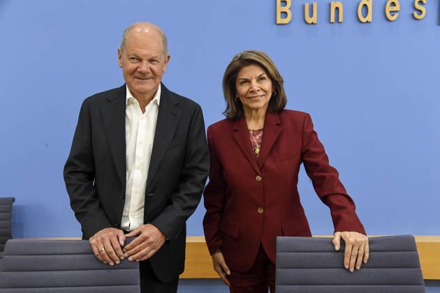 ABB BPK- Olaf Scholz, Bundeskanzler a.D. und Co-Vorsitzender der ENSK mit Laura Chinchilla Miranda, Staatspraesidentin a.D. Costa Rica und Co-Vorsitzende der ENSK Thema Vorstellung Vorstellung Entwicklungspolitische Nord-Sued-Kommission (ENSK) Pressekonferenz zu Zusammensetzung prioritären Themen der Entwicklungspolitischen Nord-Süd-Kommission auf der BPK Bundespressekonferenz in Berlin am 05.10.2026 Berlin Deutschland