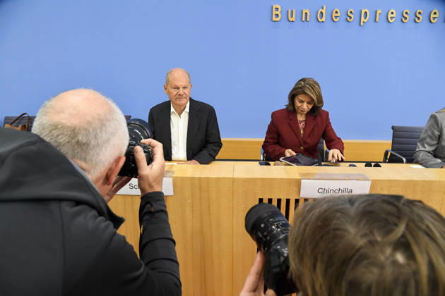 ABB BPK- Olaf Scholz, Bundeskanzler a.D. und Co-Vorsitzender der ENSK mit Laura Chinchilla Miranda, Staatspraesidentin a.D. Costa Rica und Co-Vorsitzende der ENSK Thema Vorstellung Vorstellung Entwicklungspolitische Nord-Sued-Kommission (ENSK) Pressekonferenz zu Zusammensetzung prioritären Themen der Entwicklungspolitischen Nord-Süd-Kommission auf der BPK Bundespressekonferenz in Berlin am 05.10.2026 Berlin Deutschland