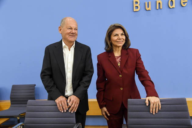 ABB BPK- Olaf Scholz, Bundeskanzler a.D. und Co-Vorsitzender der ENSK mit Laura Chinchilla Miranda, Staatspraesidentin a.D. Costa Rica und Co-Vorsitzende der ENSK Thema Vorstellung Vorstellung Entwicklungspolitische Nord-Sued-Kommission (ENSK) Pressekonferenz zu Zusammensetzung prioritären Themen der Entwicklungspolitischen Nord-Süd-Kommission auf der BPK Bundespressekonferenz in Berlin am 05.10.2026 Berlin Deutschland