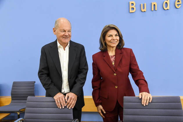 ABB BPK- Olaf Scholz, Bundeskanzler a.D. und Co-Vorsitzender der ENSK mit Laura Chinchilla Miranda, Staatspraesidentin a.D. Costa Rica und Co-Vorsitzende der ENSK Thema Vorstellung Vorstellung Entwicklungspolitische Nord-Sued-Kommission (ENSK) Pressekonferenz zu Zusammensetzung prioritären Themen der Entwicklungspolitischen Nord-Süd-Kommission auf der BPK Bundespressekonferenz in Berlin am 05.10.2026 Berlin Deutschland