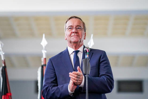 Deutschland, Emden: Bundesverteidigungsminister Boris Pistorius applaudiert bei der Pressekonferenz zur Entscheidung über die Einrichtung eines zweiten Marinestützpunktes der Deutschen Marine in Emden. Porträt, Applaus, Boris Pistorius, Bundesverteidigungsminister, Bundesregierung, Bundeswehr, Deutsche Marine, Marinestützpunkt, Standortentscheidung, Verteidigungspolitik, Pressekonferenz, Emden, Niedersachsen. Copyright: xJOERANxSTEINSIEKx