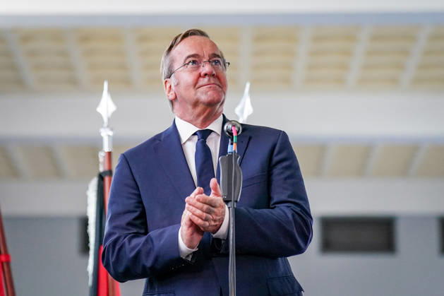 Deutschland, Emden: Bundesverteidigungsminister Boris Pistorius applaudiert bei der Pressekonferenz zur Entscheidung über die Einrichtung eines zweiten Marinestützpunktes der Deutschen Marine in Emden. Porträt, Applaus, Boris Pistorius, Bundesverteidigungsminister, Bundesregierung, Bundeswehr, Deutsche Marine, Marinestützpunkt, Standortentscheidung, Verteidigungspolitik, Pressekonferenz, Emden, Niedersachsen. Copyright: xJOERANxSTEINSIEKx