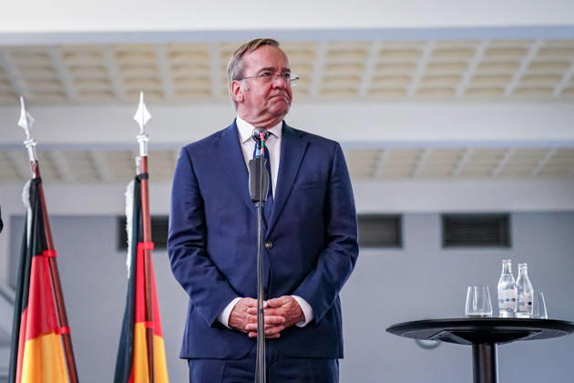 Deutschland, Emden: Bundesverteidigungsminister Boris Pistorius applaudiert bei der Pressekonferenz zur Entscheidung über die Einrichtung eines zweiten Marinestützpunktes der Deutschen Marine in Emden. Porträt, Applaus, Boris Pistorius, Bundesverteidigungsminister, Bundesregierung, Bundeswehr, Deutsche Marine, Marinestützpunkt, Standortentscheidung, Verteidigungspolitik, Pressekonferenz, Emden, Niedersachsen. Copyright: xJOERANxSTEINSIEKx