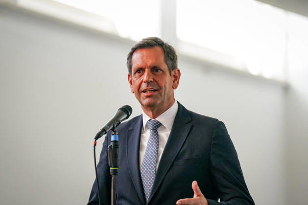 Deutschland, Emden: Niedersachsens Ministerpräsident Olaf Lies spricht bei der Pressekonferenz zur Entscheidung über die Einrichtung eines zweiten Marinestützpunktes der Deutschen Marine in Emden. Porträt, Rede, Mikrofon, Olaf Lies, Ministerpräsident, Niedersachsen, Landesregierung, Deutsche Marine, Bundeswehr, Marinestützpunkt, Standortentscheidung, Verteidigungspolitik, Pressekonferenz, Emden. Copyright: xJOERANxSTEINSIEKx