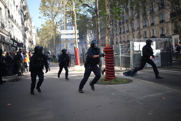 Clashes With Police During Student Protest - Paris Clashes between protesters and law enforcement during a student demonstration near Place de la Bastille in Paris, in the 11th arrondissement, France, on October 5, 2026. Students continue their protest to demand the hiring of substitute teachers, increased resources, and decent learning conditions. Photo by Raphael Lafargue ABACAPRESS.COM Paris Ile-de-France France Copyright: xLafarguexRaphael ABACAx
