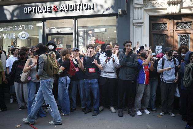 Clashes With Police During Student Protest - Paris Clashes between protesters and law enforcement during a student demonstration near Place de la Bastille in Paris, in the 11th arrondissement, France, on October 5, 2026. Students continue their protest to demand the hiring of substitute teachers, increased resources, and decent learning conditions. Photo by Raphael Lafargue ABACAPRESS.COM Paris Ile-de-France France Copyright: xLafarguexRaphael ABACAx