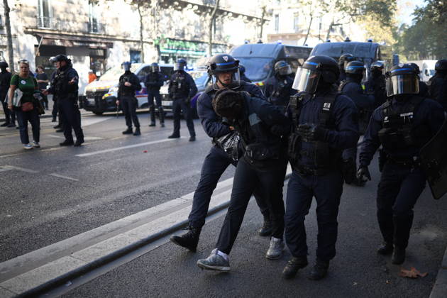 Clashes With Police During Student Protest - Paris Clashes between protesters and law enforcement during a student demonstration near Place de la Bastille in Paris, in the 11th arrondissement, France, on October 5, 2026. Students continue their protest to demand the hiring of substitute teachers, increased resources, and decent learning conditions. Photo by Raphael Lafargue ABACAPRESS.COM Paris Ile-de-France France Copyright: xLafarguexRaphael ABACAx