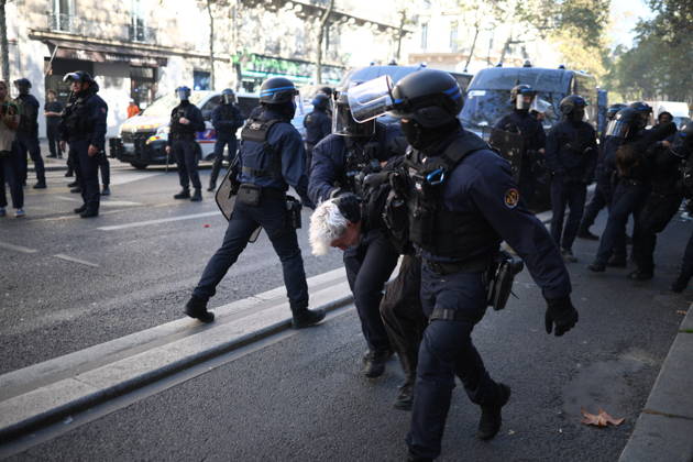 Clashes With Police During Student Protest - Paris Clashes between protesters and law enforcement during a student demonstration near Place de la Bastille in Paris, in the 11th arrondissement, France, on October 5, 2026. Students continue their protest to demand the hiring of substitute teachers, increased resources, and decent learning conditions. Photo by Raphael Lafargue ABACAPRESS.COM Paris Ile-de-France France Copyright: xLafarguexRaphael ABACAx