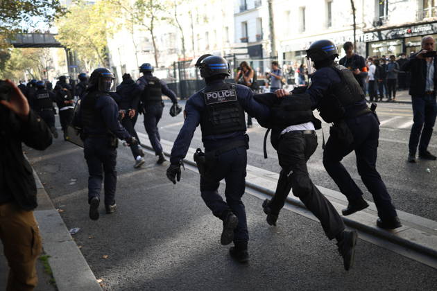 Clashes With Police During Student Protest - Paris Clashes between protesters and law enforcement during a student demonstration near Place de la Bastille in Paris, in the 11th arrondissement, France, on October 5, 2026. Students continue their protest to demand the hiring of substitute teachers, increased resources, and decent learning conditions. Photo by Raphael Lafargue ABACAPRESS.COM Paris Ile-de-France France  Copyright: xLafarguexRaphael ABACAx