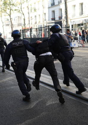 Clashes With Police During Student Protest - Paris Clashes between protesters and law enforcement during a student demonstration near Place de la Bastille in Paris, in the 11th arrondissement, France, on October 5, 2026. Students continue their protest to demand the hiring of substitute teachers, increased resources, and decent learning conditions. Photo by Raphael Lafargue ABACAPRESS.COM Paris Ile-de-France France Copyright: xLafarguexRaphael ABACAx