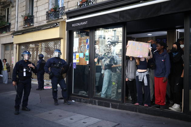 Clashes With Police During Student Protest - Paris Clashes between protesters and law enforcement during a student demonstration near Place de la Bastille in Paris, in the 11th arrondissement, France, on October 5, 2026. Students continue their protest to demand the hiring of substitute teachers, increased resources, and decent learning conditions. Photo by Raphael Lafargue ABACAPRESS.COM Paris Ile-de-France France Copyright: xLafarguexRaphael ABACAx