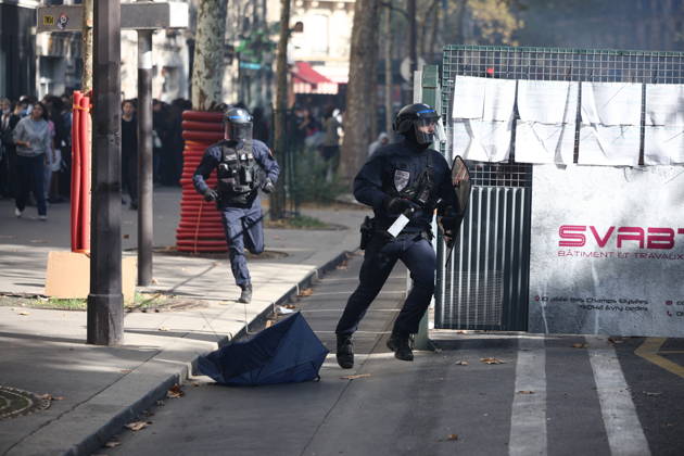 Clashes With Police During Student Protest - Paris Clashes between protesters and law enforcement during a student demonstration near Place de la Bastille in Paris, in the 11th arrondissement, France, on October 5, 2026. Students continue their protest to demand the hiring of substitute teachers, increased resources, and decent learning conditions. Photo by Raphael Lafargue ABACAPRESS.COM Paris Ile-de-France France Copyright: xLafarguexRaphael ABACAx