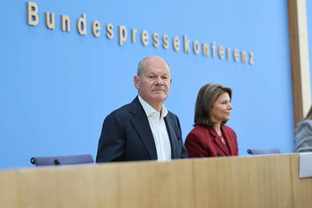 Vorstellung der Entwicklungspolitische Nord-Süd-Kommission (ENSK) mit Olaf Scholz Vorstellung der Entwicklungspolitische Nord-Süd-Kommission (ENSK): Pressekonferenz zu Zusammensetzung und prioritären Themen der Entwicklungspolitischen Nord-Süd-Kommission Laura Chinchilla Miranda, Staatspräsidentin a.D. Costa Rica und Co-Vorsitzende der ENSK Olaf Scholz, Bundeskanzler a.D. und Co-Vorsitzender der ENSK am 5.10.26. Berlin Berlin Deutschland Haus der Bundespressekonferenz