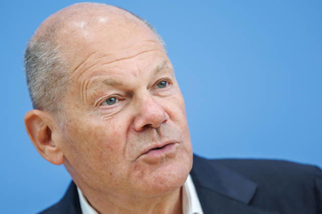 Vorstellung der Entwicklungspolitische Nord-Süd-Kommission (ENSK) mit Olaf Scholz Vorstellung der Entwicklungspolitische Nord-Süd-Kommission (ENSK): Pressekonferenz zu Zusammensetzung und prioritären Themen der Entwicklungspolitischen Nord-Süd-Kommission Laura Chinchilla Miranda, Staatspräsidentin a.D. Costa Rica und Co-Vorsitzende der ENSK Olaf Scholz, Bundeskanzler a.D. und Co-Vorsitzender der ENSK am 5.10.26. Berlin Berlin Deutschland Haus der Bundespressekonferenz