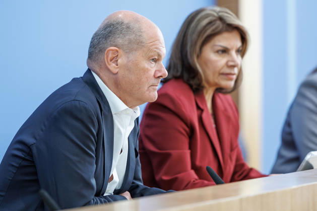 Vorstellung der Entwicklungspolitische Nord-Süd-Kommission (ENSK) mit Olaf Scholz Vorstellung der Entwicklungspolitische Nord-Süd-Kommission (ENSK): Pressekonferenz zu Zusammensetzung und prioritären Themen der Entwicklungspolitischen Nord-Süd-Kommission Laura Chinchilla Miranda, Staatspräsidentin a.D. Costa Rica und Co-Vorsitzende der ENSK Olaf Scholz, Bundeskanzler a.D. und Co-Vorsitzender der ENSK am 5.10.26. Berlin Berlin Deutschland Haus der Bundespressekonferenz