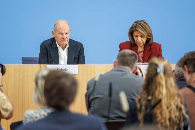 Vorstellung der Entwicklungspolitische Nord-Süd-Kommission (ENSK) mit Olaf Scholz Vorstellung der Entwicklungspolitische Nord-Süd-Kommission (ENSK): Pressekonferenz zu Zusammensetzung und prioritären Themen der Entwicklungspolitischen Nord-Süd-Kommission Laura Chinchilla Miranda, Staatspräsidentin a.D. Costa Rica und Co-Vorsitzende der ENSK Olaf Scholz, Bundeskanzler a.D. und Co-Vorsitzender der ENSK am 5.10.26. Berlin Berlin Deutschland Haus der Bundespressekonferenz