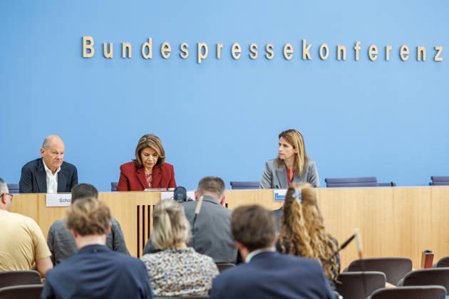 Vorstellung der Entwicklungspolitische Nord-Süd-Kommission (ENSK) mit Olaf Scholz Vorstellung der Entwicklungspolitische Nord-Süd-Kommission (ENSK): Pressekonferenz zu Zusammensetzung und prioritären Themen der Entwicklungspolitischen Nord-Süd-Kommission Laura Chinchilla Miranda, Staatspräsidentin a.D. Costa Rica und Co-Vorsitzende der ENSK Olaf Scholz, Bundeskanzler a.D. und Co-Vorsitzender der ENSK am 5.10.26. Berlin Berlin Deutschland Haus der Bundespressekonferenz