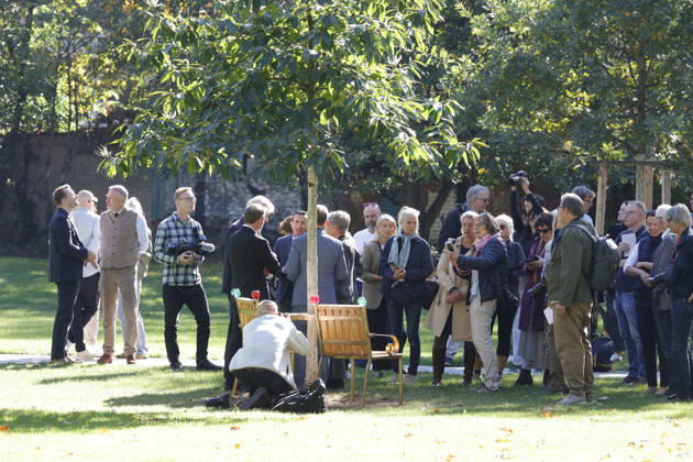 Frankfurt Impressionen 05.10.2026 Eröffnung Havel s Place im Metzlerpark Frankfurt. Im Rahmen der Frankfurter Buchmesse wurde am heutigen Montag zu Ehren des Schriftstellers Bürgerrechtlers und ehemaligen tschechoslowakischen und tschechischen Präsidenten Vaclav Havel die Installation aus zwei Stühlen an einem Tisch als Ort der Begegnung eröffnet Frankfurt (Main) Hessen Deutschland