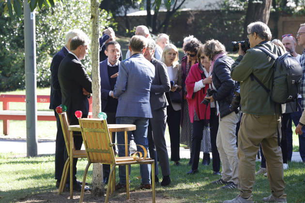 Frankfurt Impressionen 05.10.2026 Eröffnung Havel s Place im Metzlerpark Frankfurt. Im Rahmen der Frankfurter Buchmesse wurde am heutigen Montag zu Ehren des Schriftstellers Bürgerrechtlers und ehemaligen tschechoslowakischen und tschechischen Präsidenten Vaclav Havel die Installation aus zwei Stühlen an einem Tisch als Ort der Begegnung eröffnet hier im Gespräch Martin Kraft, Juergen Boos, Oberbürgermeister Mike Josef, Tomas Kubicek, Ina Hartwig Frankfurt (Main) Hessen Deutschland