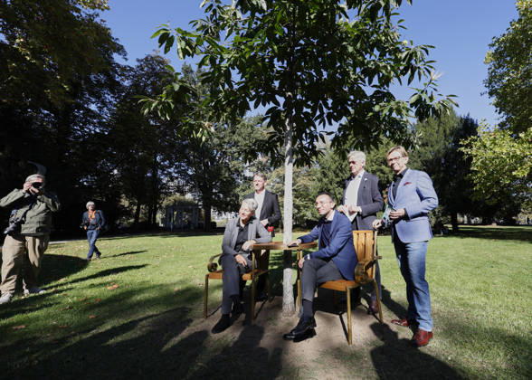 Frankfurt Impressionen 05.10.2026 Eröffnung Havel s Place im Metzlerpark Frankfurt. Im Rahmen der Frankfurter Buchmesse wurde am heutigen Montag zu Ehren des Schriftstellers Bürgerrechtlers und ehemaligen tschechoslowakischen und tschechischen Präsidenten Vaclav Havel die Installation aus zwei Stühlen an einem Tisch als Ort der Begegnung eröffnet hier Ina Hartwig (Dezernentin für Kultur), Martin Kraft, Oberbürgermeister Mike Josef, Juergen Boos (Direktor der Frankfurter Buchmesse),Tomas Kubicek (Direktor CZECHIA 2026) Frankfurt (Main) Hessen Deutschland