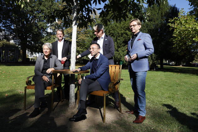 Frankfurt Impressionen 05.10.2026 Eröffnung Havel s Place im Metzlerpark Frankfurt. Im Rahmen der Frankfurter Buchmesse wurde am heutigen Montag zu Ehren des Schriftstellers Bürgerrechtlers und ehemaligen tschechoslowakischen und tschechischen Präsidenten Vaclav Havel die Installation aus zwei Stühlen an einem Tisch als Ort der Begegnung eröffnet hier Ina Hartwig (Dezernentin für Kultur), Martin Kraft, Oberbürgermeister Mike Josef, Juergen Boos (Direktor der Frankfurter Buchmesse),Tomas Kubicek (Direktor CZECHIA 2026) Frankfurt (Main) Hessen Deutschland