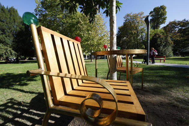 Frankfurt Impressionen 05.10.2026 Eröffnung Havel s Place im Metzlerpark Frankfurt. Im Rahmen der Frankfurter Buchmesse wurde am heutigen Montag zu Ehren des Schriftstellers Bürgerrechtlers und ehemaligen tschechoslowakischen und tschechischen Präsidenten Vaclav Havel die Installation aus zwei Stühlen an einem Tisch als Ort der Begegnung eröffnet Frankfurt (Main) Hessen Deutschland