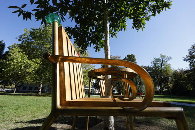 Frankfurt Impressionen 05.10.2026 Eröffnung Havel s Place im Metzlerpark Frankfurt. Im Rahmen der Frankfurter Buchmesse wurde am heutigen Montag zu Ehren des Schriftstellers Bürgerrechtlers und ehemaligen tschechoslowakischen und tschechischen Präsidenten Vaclav Havel die Installation aus zwei Stühlen an einem Tisch als Ort der Begegnung eröffnet Frankfurt (Main) Hessen Deutschland