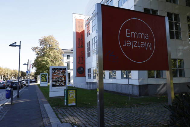 Frankfurt Impressionen 05.10.2026 Eröffnung Havel s Place im Metzlerpark Frankfurt. Im Rahmen der Frankfurter Buchmesse wurde am heutigen Montag zu Ehren des Schriftstellers Bürgerrechtlers und ehemaligen tschechoslowakischen und tschechischen Präsidenten Vaclav Havel die Installation aus zwei Stühlen an einem Tisch als Ort der Begegnung eröffnet hier Front Museum Angeandte Kunst Frankfurt (Main) Hessen Deutschland