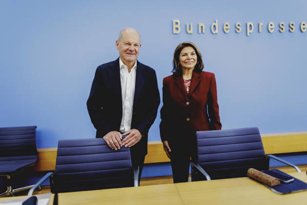 (L-R) Olaf Scholz, Bundeskanzler a.D. und Co-Vorsitzender der ENSK, und Laura Chinchilla Miranda, Staatspraesidentin a.D. von Costa Rica und Co-Vorsitzende der ENSK, aufgenommen im Rahmen der Pressekonferenz zur Vorstellung der Entwicklungspolitischen Nord-Sued-Kommission in Berlin, 05.10.2026. Berlin Deutschland Copyright: xFlorianxGaertnerx