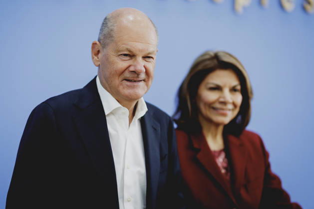 (L-R) Olaf Scholz, Bundeskanzler a.D. und Co-Vorsitzender der ENSK, und Laura Chinchilla Miranda, Staatspraesidentin a.D. von Costa Rica und Co-Vorsitzende der ENSK, aufgenommen im Rahmen der Pressekonferenz zur Vorstellung der Entwicklungspolitischen Nord-Sued-Kommission in Berlin, 05.10.2026. Berlin Deutschland Copyright: xFlorianxGaertnerx