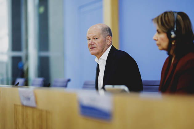 (L-R) Olaf Scholz, Bundeskanzler a.D. und Co-Vorsitzender der ENSK, und Laura Chinchilla Miranda, Staatspraesidentin a.D. von Costa Rica und Co-Vorsitzende der ENSK, aufgenommen im Rahmen der Pressekonferenz zur Vorstellung der Entwicklungspolitischen Nord-Sued-Kommission in Berlin, 05.10.2026. Berlin Deutschland Copyright: xFlorianxGaertnerx