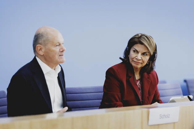 (L-R) Olaf Scholz, Bundeskanzler a.D. und Co-Vorsitzender der ENSK, und Laura Chinchilla Miranda, Staatspraesidentin a.D. von Costa Rica und Co-Vorsitzende der ENSK, aufgenommen im Rahmen der Pressekonferenz zur Vorstellung der Entwicklungspolitischen Nord-Sued-Kommission in Berlin, 05.10.2026. Berlin Deutschland Copyright: xFlorianxGaertnerx