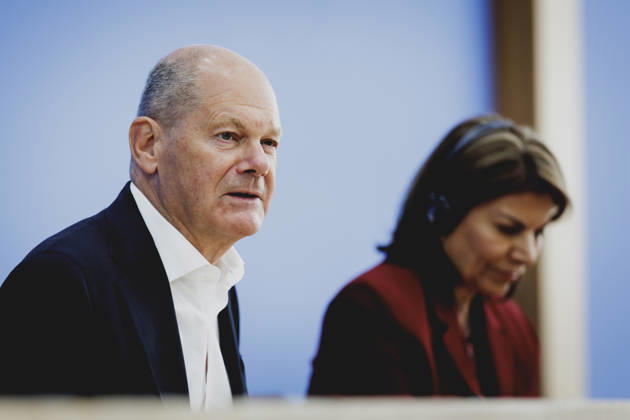 (L-R) Olaf Scholz, Bundeskanzler a.D. und Co-Vorsitzender der ENSK, und Laura Chinchilla Miranda, Staatspraesidentin a.D. von Costa Rica und Co-Vorsitzende der ENSK, aufgenommen im Rahmen der Pressekonferenz zur Vorstellung der Entwicklungspolitischen Nord-Sued-Kommission in Berlin, 05.10.2026. Berlin Deutschland Copyright: xFlorianxGaertnerx